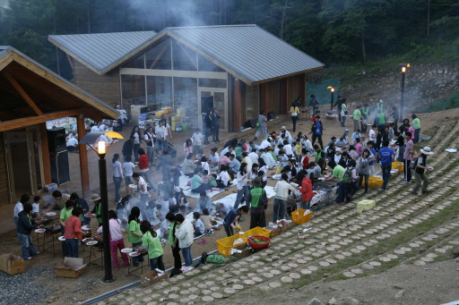 참가자들이 모두 함께 모여 바베큐 파티를 즐기고 있다. 